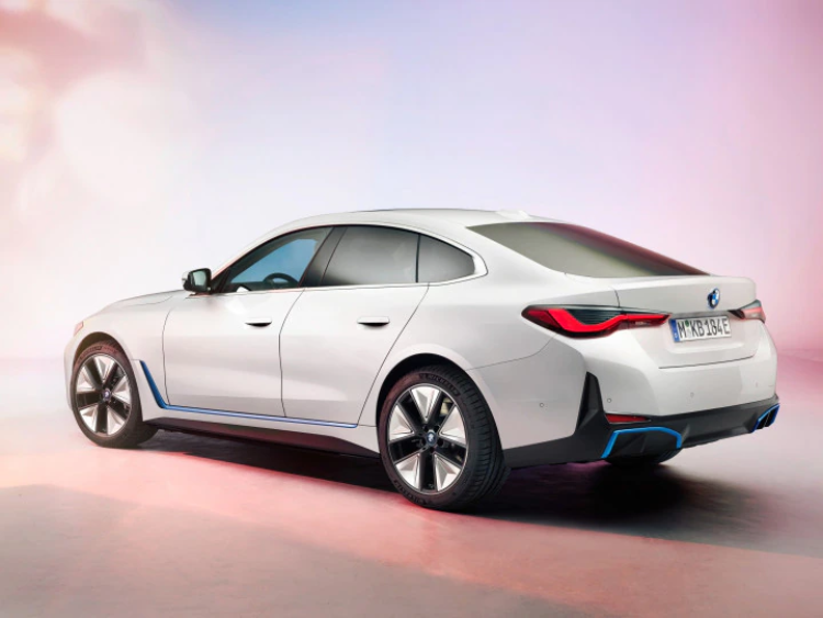 بی ایم ڈبلیو آئی 4 2025 Exterior Rear profile